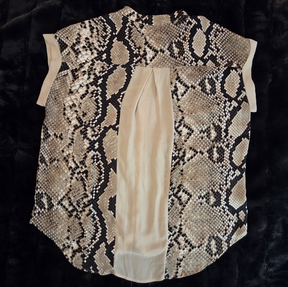🚫SOLD🚫 Ro & De Black and Cream Snake Print Blouse - Picture 4 of 4